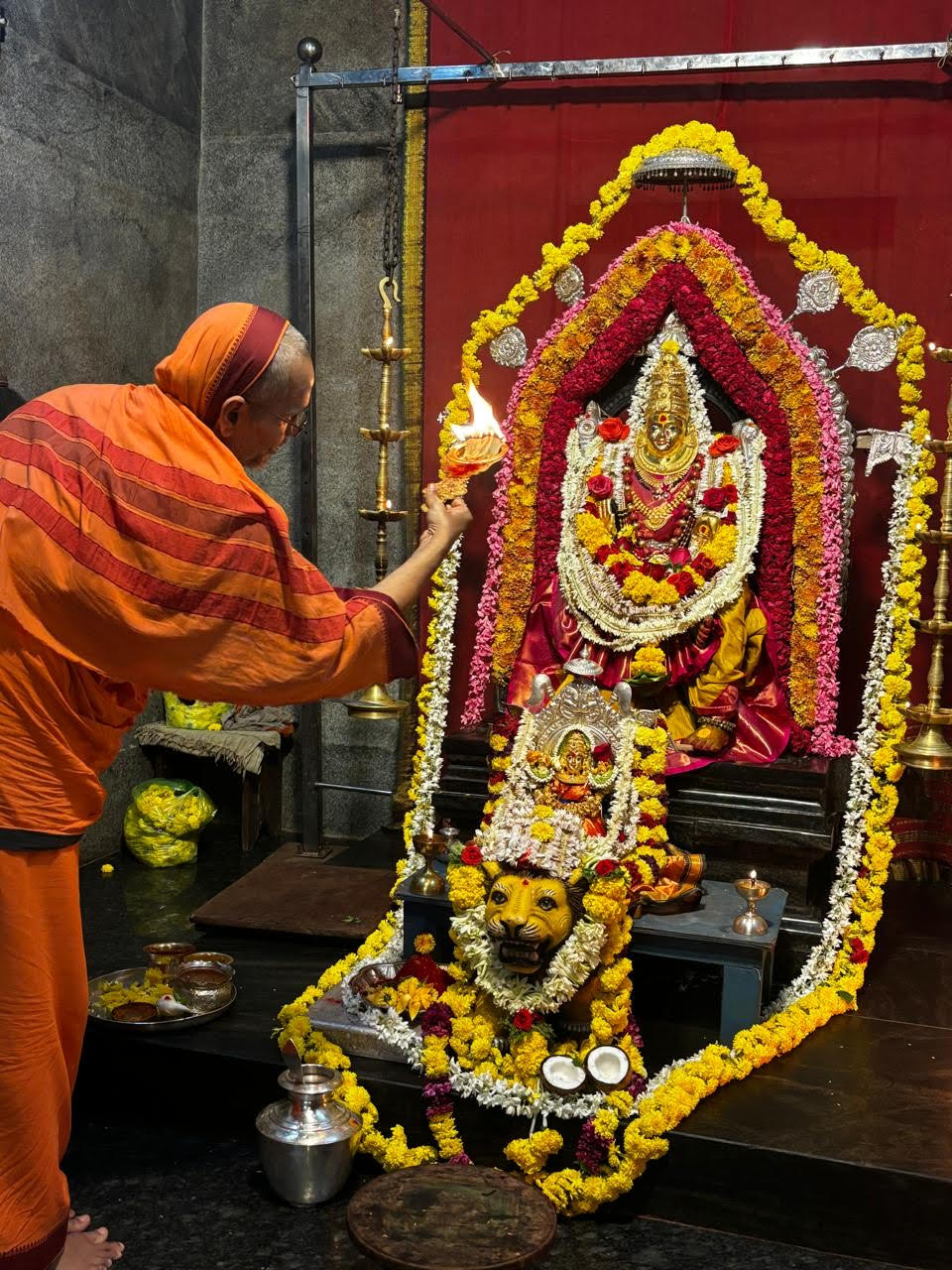 ಪರಮಪೂಜ್ಯ ಶ್ರೀ ಶ್ರೀ ಗಳವರಿಂದ ಆರತಿ.